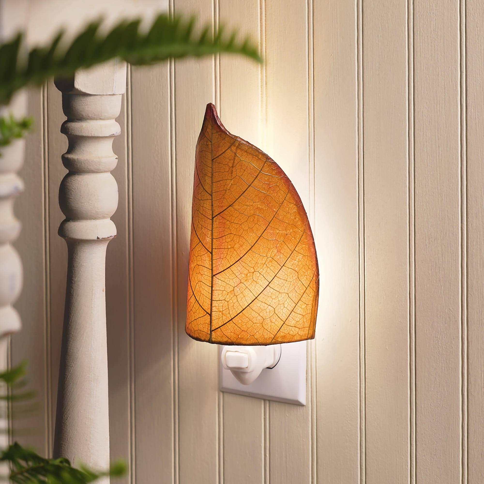 Leaf Nightlight Burgundy, Shade Made of Cocoa Leaves